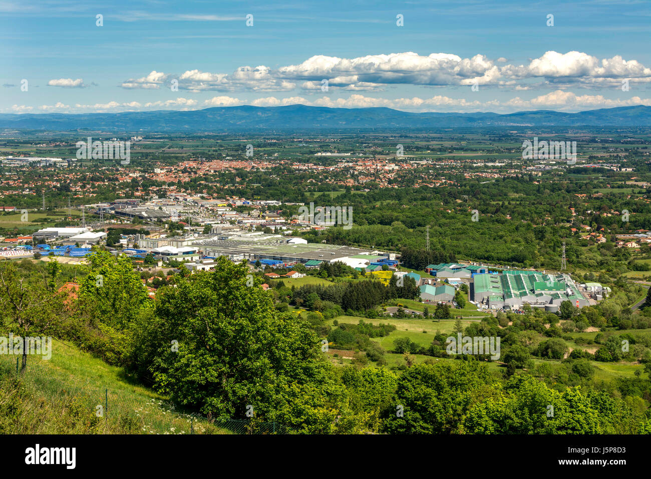 Volvic Fabrik und Blick auf die Limagne-Ebene. Puy de Dome. Frankreich Stockfoto
