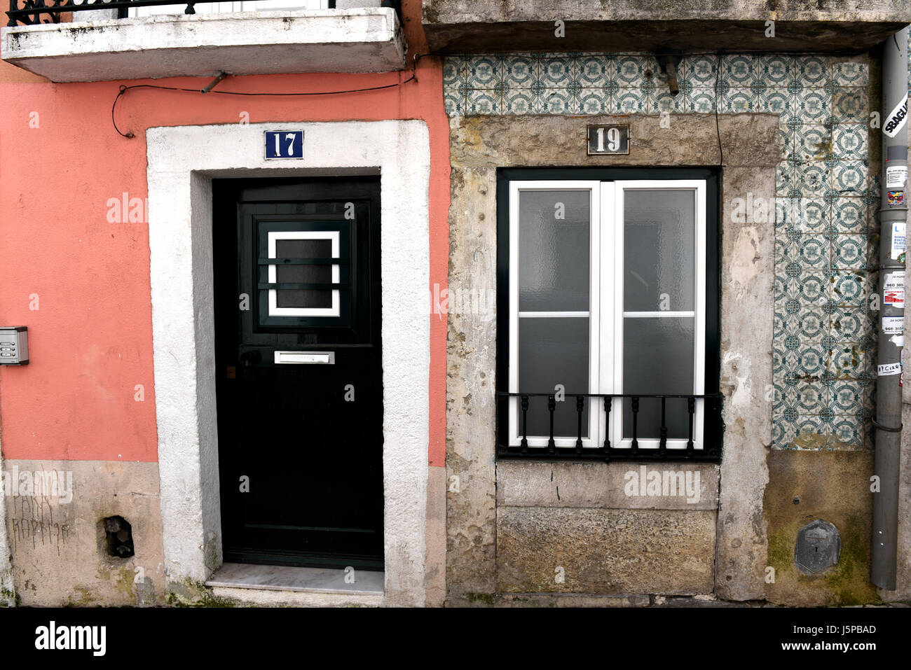 Lissabon Häuser mit Azulejo (keramische Fliesen), Nummern 17 und 19, Bairro Alto, Lissabon, Portugal Stockfoto