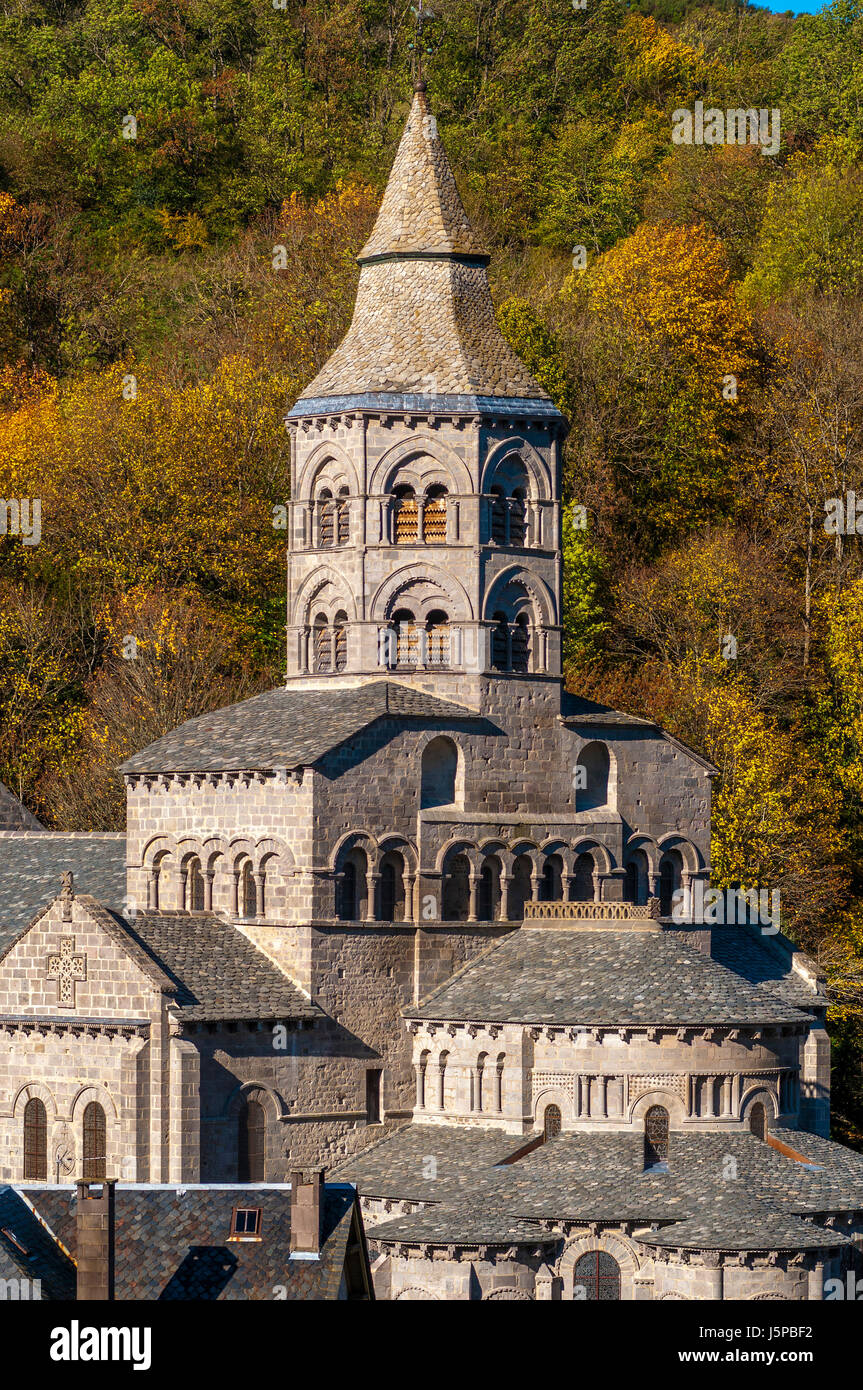 Basilika Notre Dame d'Orcival. Naturpark der Volcans d'auvergne. Puy de Dome. Auvergne Rhone Alpes. Frankreich Stockfoto
