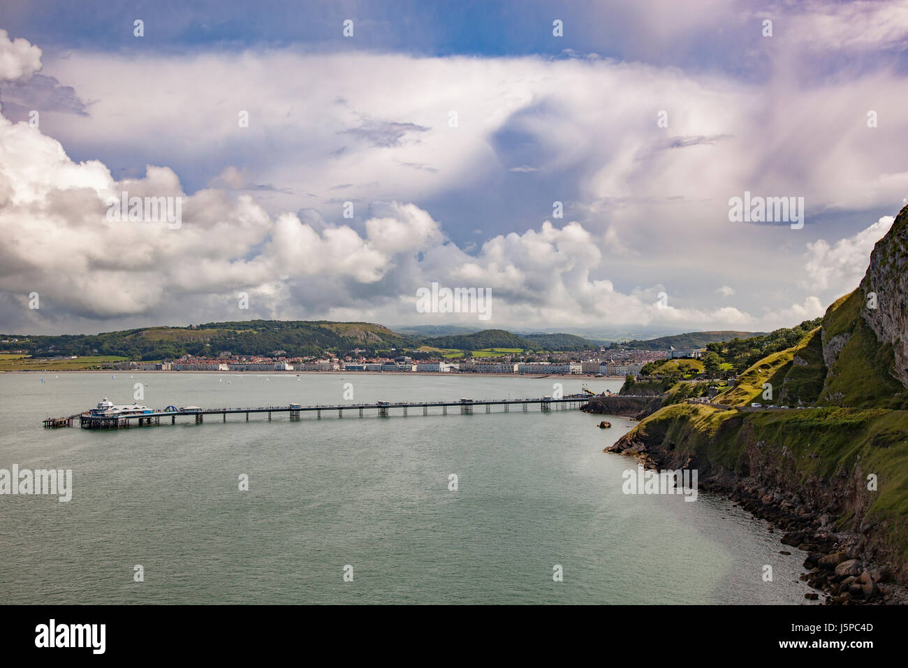 Llandudno Pier und East Bay. Stockfoto