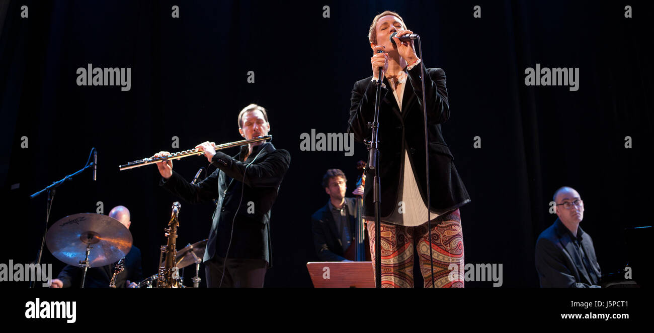 Edinburgh, Schottland. 17. Mai 2017. Stacey Kent führt auf der Bühne The Queen Hall Theatre in Edinburgh. Pako Mera/Alamy Live-Nachrichten Stockfoto