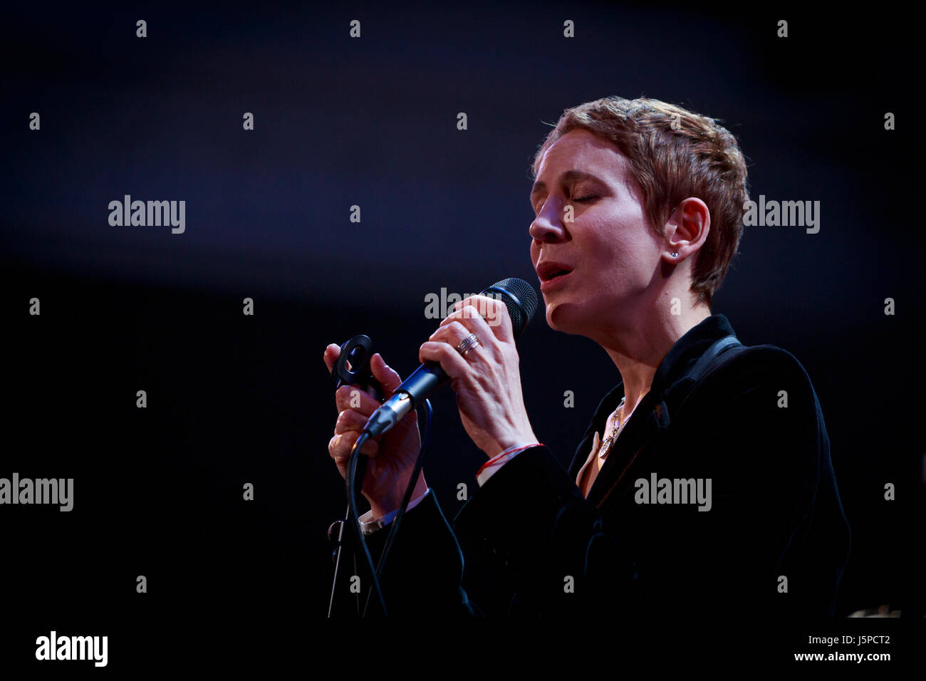 Edinburgh, Schottland. 17. Mai 2017. Stacey Kent führt auf der Bühne The Queen Hall Theatre in Edinburgh. Pako Mera/Alamy Live-Nachrichten Stockfoto