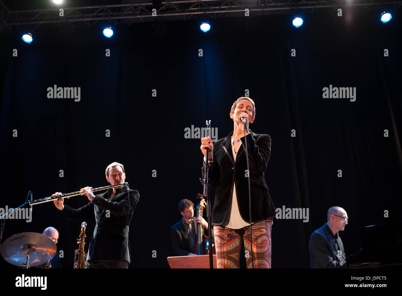 Edinburgh, Schottland. 17. Mai 2017. Stacey Kent führt auf der Bühne The Queen Hall Theatre in Edinburgh. Pako Mera/Alamy Live-Nachrichten Stockfoto