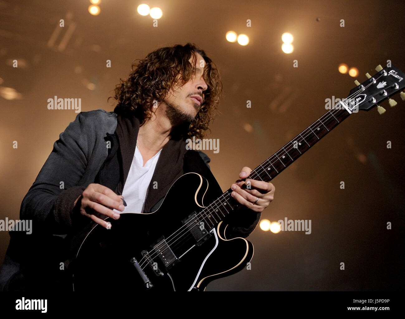 Berlin, Deutschland. 31. Mai 2012. Sänger Chris Cornell von der US-Grunge-Band Soundgarden führt auf der Bühne während eines Konzerts der Band an der Zitadelle in Berlin, Deutschland, 31. Mai 2012. Die Band wird auch bei den Festivals Rock am Ring und Rock Im Park, die stattfinden wird an diesem Wochenende durchführen. Foto: BRITTA PEDERSEN | weltweite Nutzung/Dpa/Alamy Live-Nachrichten Stockfoto