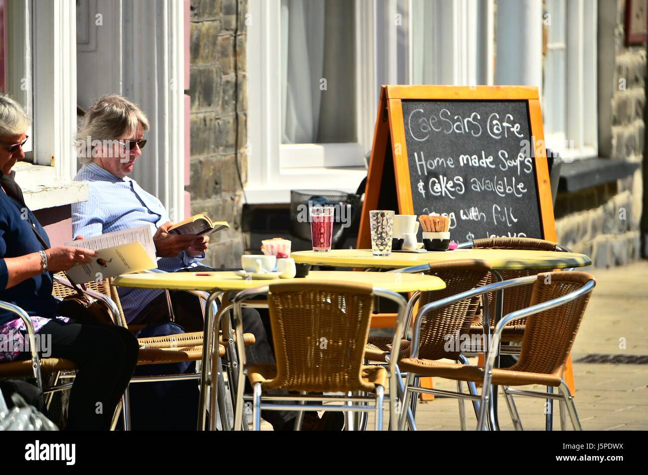 Aberystwyth Wales Uk, Donnerstag, 18. Mai 2017 UK Wetter: Menschen aus genießen einen herrlich feinen sonnigen und warmen Morgen in Aberystwyth an der Cardigan Bay Küste, West Wales Bildnachweis: Keith Morris/Alamy Live-Nachrichten Stockfoto