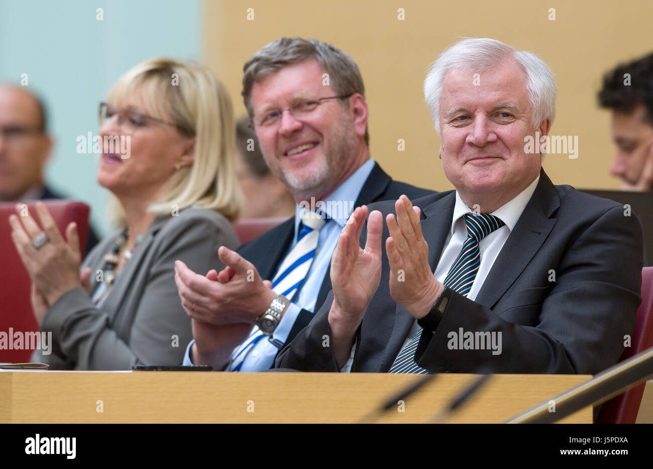 München, Deutschland. 18. Mai 2017. Europa-Ministerin Beate Merk (l-R), staatliche Staatskanzlei Minister Marcel Huber und Premier von Bayern Horst Seehofer (alle CSU) applaudieren nach einer Ansprache von der Bayerischen sozialen Minsiter an den Bayerischen Landtag Landtag in München, Deutschland, 18. Mai 2017. Foto: Peter Kneffel/Dpa/Alamy Live News Stockfoto