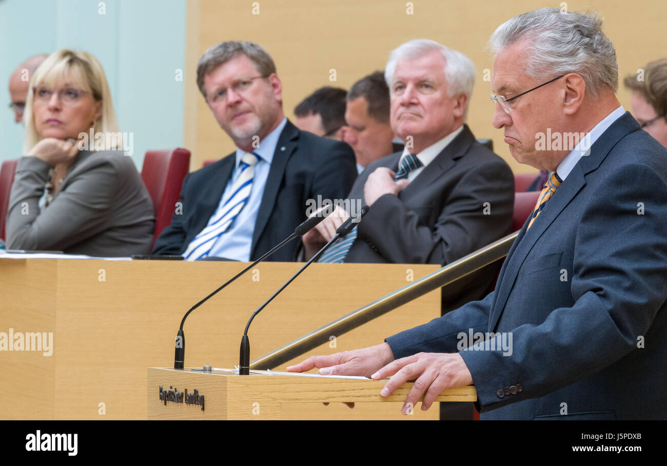 München, Deutschland. 18. Mai 2017. Bayerns Innenminister Joachim Herrmann (R, CSU) anlässlich der Bayerischen Landtag Landtag in München, 18. Mai 2017. Im Hintergrund sind Europa-Ministerin Beate Merk (l-R), staatliche Staatskanzlei Minister Marcel Huber und Premier von Bayern Horst Seehofer (alle CSU). Foto: Peter Kneffel/Dpa/Alamy Live News Stockfoto