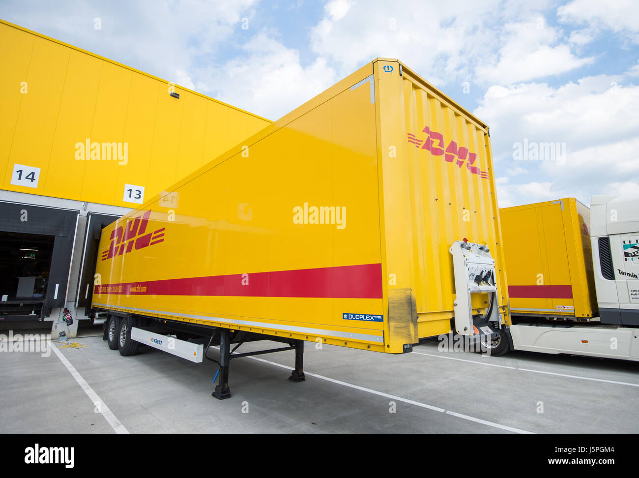 Sattelzüge außerhalb einer DHL Express Station in Hamburg, Deutschland, 18. Mai 2017. DHL hat eine neue Express-Station in Hamburg-Allermoehe. Foto: Daniel Bockwoldt/dpa Stockfoto