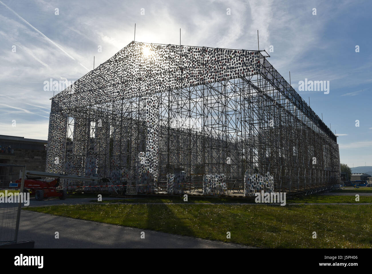 Kassel, Deutschland. 18. Mai 2017. Die Documenta Kunstwerk "The Parthenon of Books" Argentinische Künstlerin Marta Minujin, in Kassel, Deutschland, 18. Mai 2017. Documenta in Kassel 14 läuft vom 10. Juni 2017 bis 17. September 2017. -KEIN Draht-SERVICE - Foto: Uwe Zucchi/Dpa/Alamy Live News Stockfoto