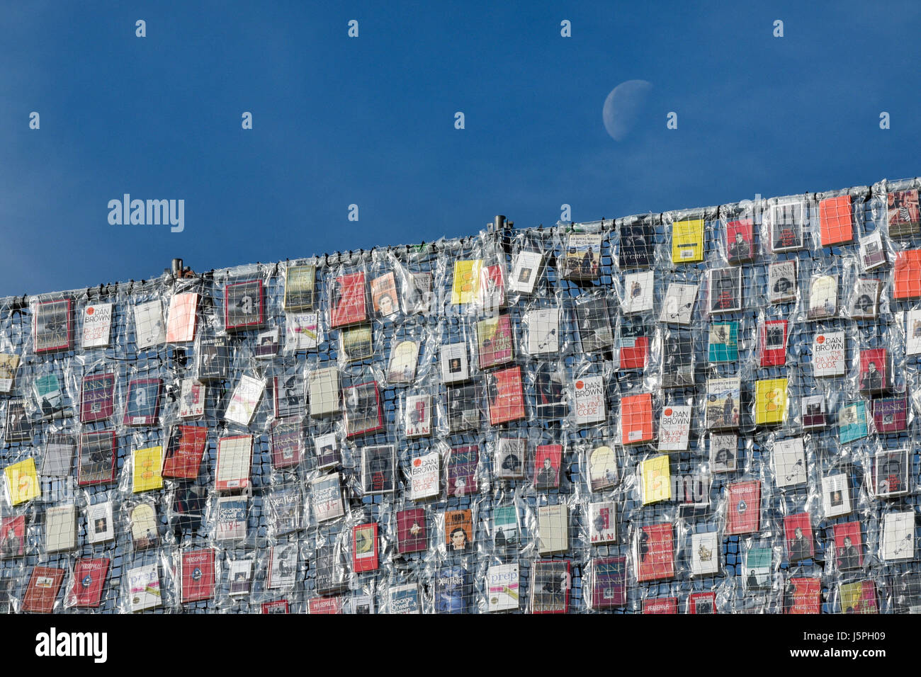 Kassel, Deutschland. 18. Mai 2017. Ein halber Mond hinter dem Documenta-Kunstwerk "The Parthenon of Books" Argentinische Künstlerin Marta Minujin, in Kassel, Deutschland, 18. Mai 2017. Documenta in Kassel 14 läuft vom 10. Juni 2017 bis 17. September 2017. -KEIN Draht-SERVICE - Foto: Uwe Zucchi/Dpa/Alamy Live News Stockfoto