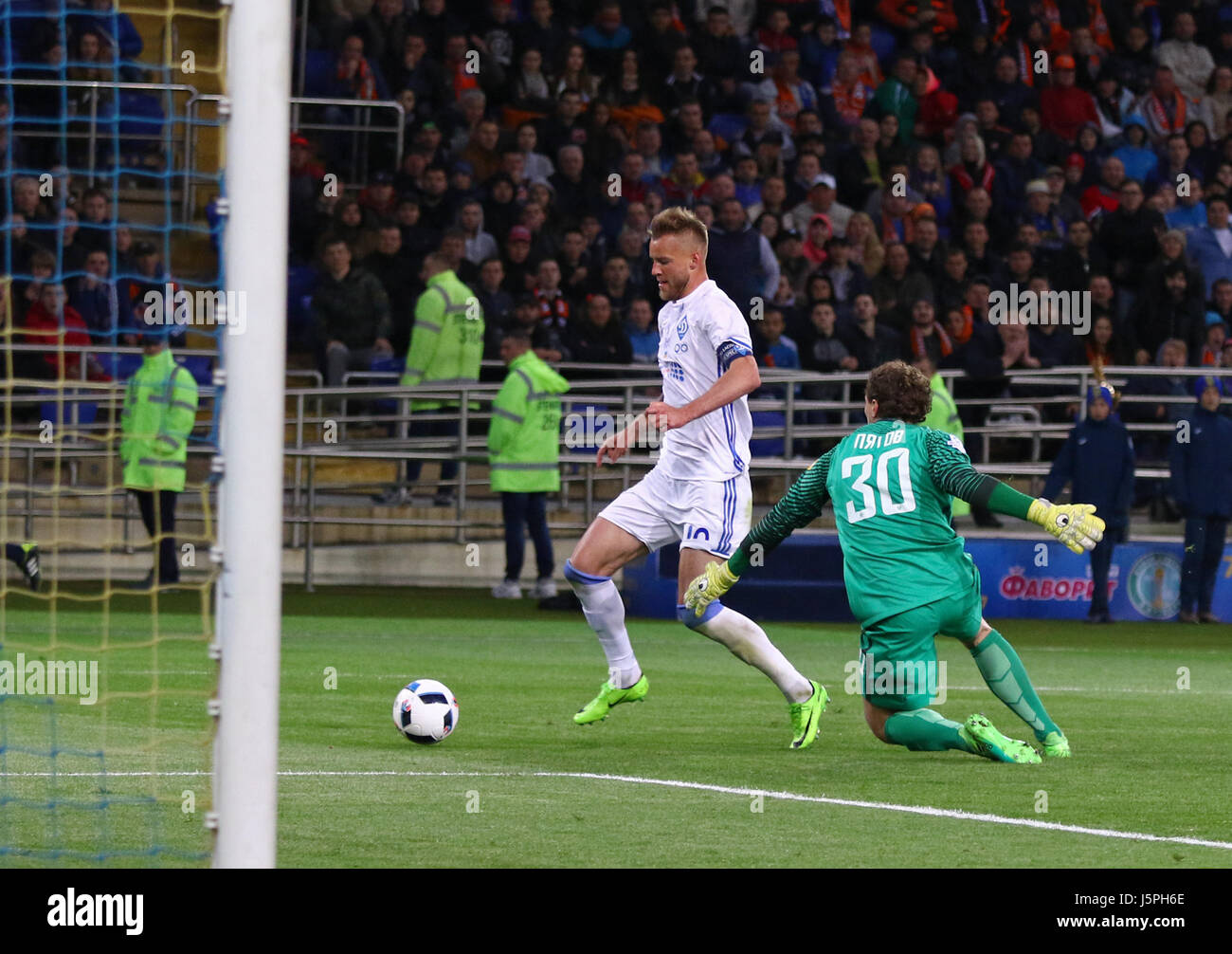 Charkiw, Ukraine. 17. Mai 2017. Andriy Yarmolenko Dynamo Kyiv (in weiß) Angriffe in Ukraine Finale Cup Spiel gegen Shakhtar Donezk im OSC Metalist Stadium in Charkiw, Ukraine. Bildnachweis: Oleksandr Prykhodko/Alamy Live-Nachrichten Stockfoto