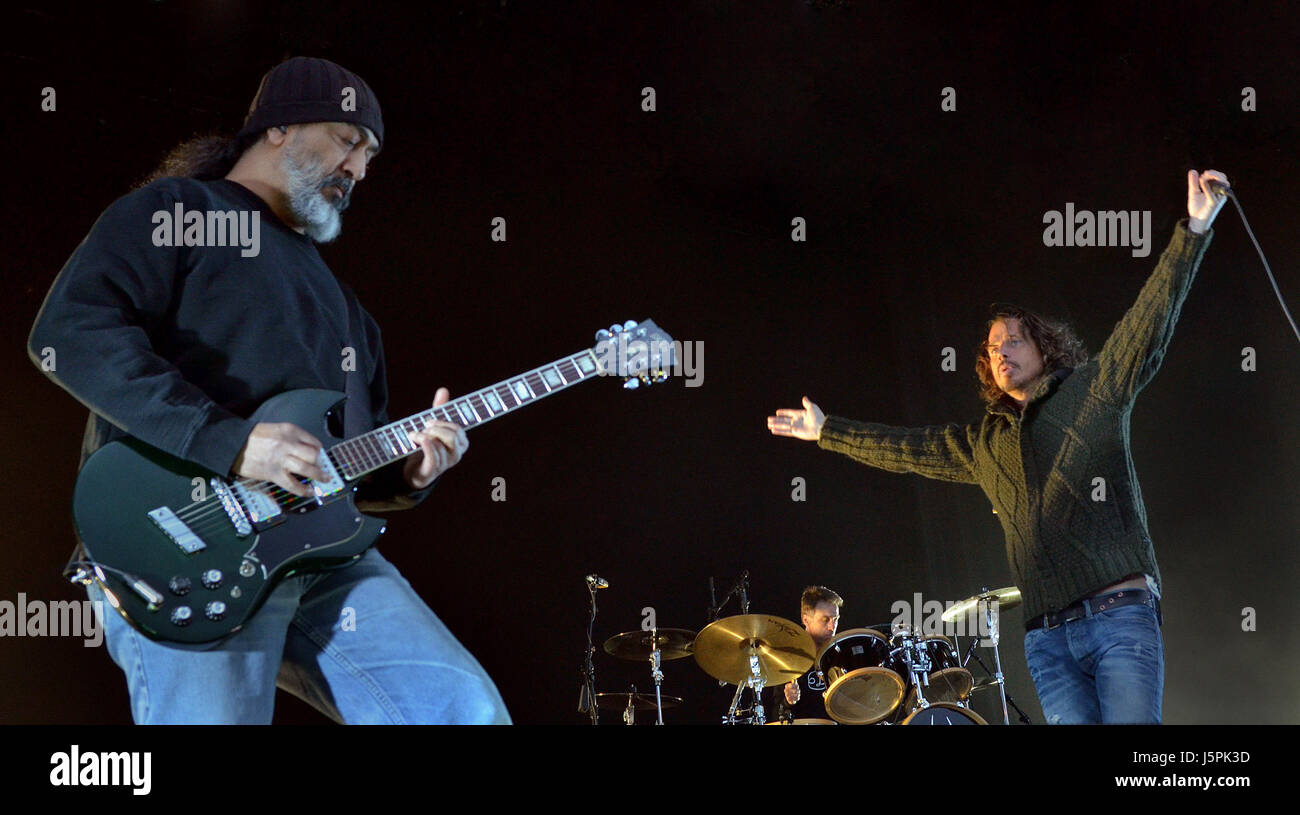 12. Mai 2013 - stirbt Pittsburgh, PA - 18. Mai 2017 - Sänger CHRIS CORNELL von SOUNDGARDEN und Audioslave Bands im Alter von 52 Jahren.  Photo Credit: Jason L Nelson/AdMedia... Foto: 12. Mai 2013 - Pittsburgh, PA - Sänger CHRIS CORNELL der Band, die Soundgarden an einer Haltestelle auf der North American Tour führt, auf der Bühne AE statt.  Photo Credit: Jason L Nelson/AdMedia (Kredit-Bild: © Jason L Nelson/AdMedia über ZUMA Draht) Stockfoto