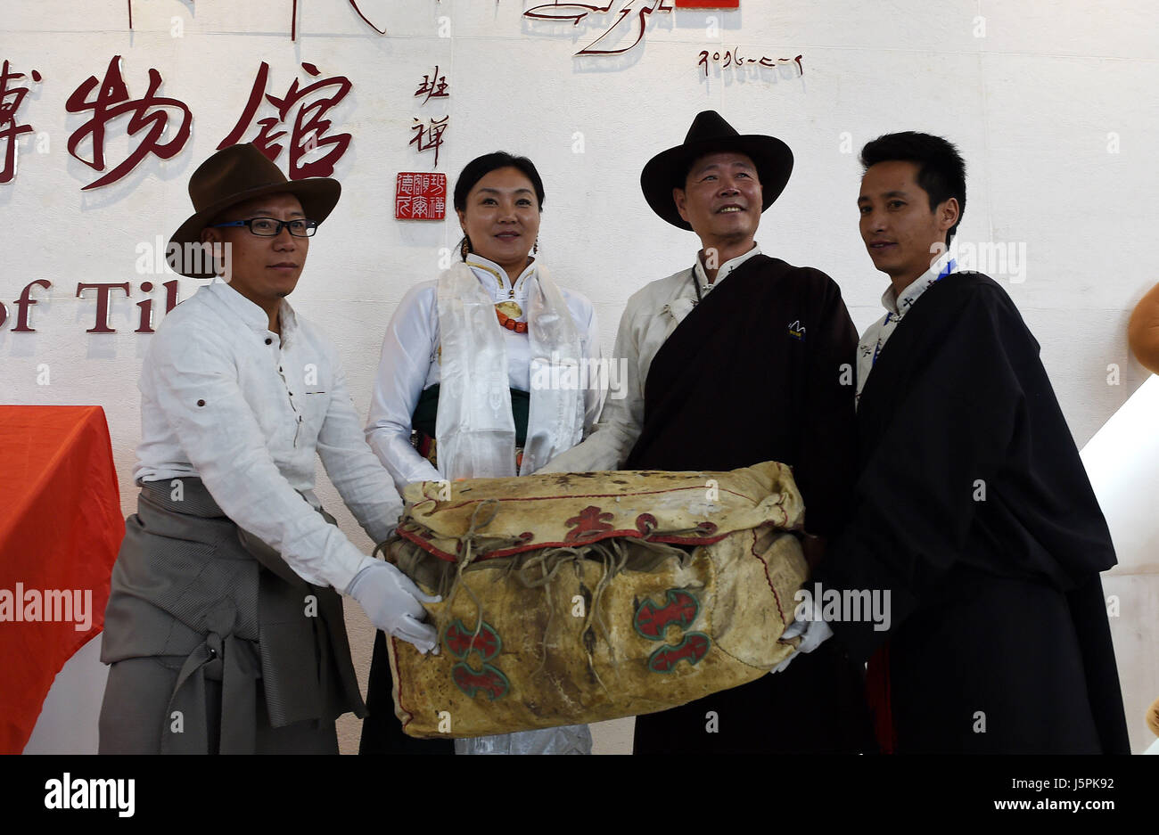 (170518)--LHASA, 18. Mai 2017 (Xinhua)--ein Mädchen (2. L) stellt einen alten Leder-Koffer von Haut Yak, Yak-Museum in Lhasa, der Hauptstadt der Südwesten Chinas Tibet autonome Region, 18. Mai 2017 gemacht. Donnerstag markiert den Internationalen Museumstag.  (Xinhua/Chogo) (Zwx) Stockfoto