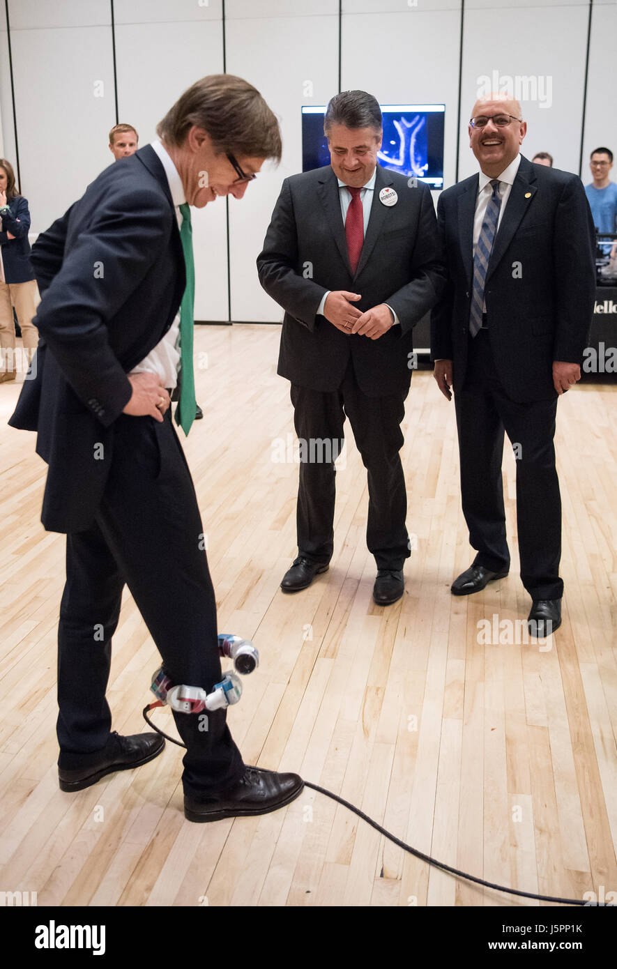 Pittsburgh, USA. 18. Mai 2017. Picture of German Foreign Minister Sigmar Gabriel (C) mit deutscher Botschafter in den USA, Peter Wittig (L) während sie Carnegie Mellon University zu besuchen und sind über Forschungsprojekte, die dort durchgeführt - einschließlich einer Schlange Roboter, genommen in Pittsburgh, USA, 18. Mai 2017 informiert werden. Er trägt einen Pin am Revers seines Anzugs mit der Aufschrift "I love Roboter". Der deutsche Außenminister ist bei einem zweitägigen Besuch in die USA und Mexiko danach besuchen. Foto: Bernd von Jutrczenka/Dpa/Alamy Live News Stockfoto