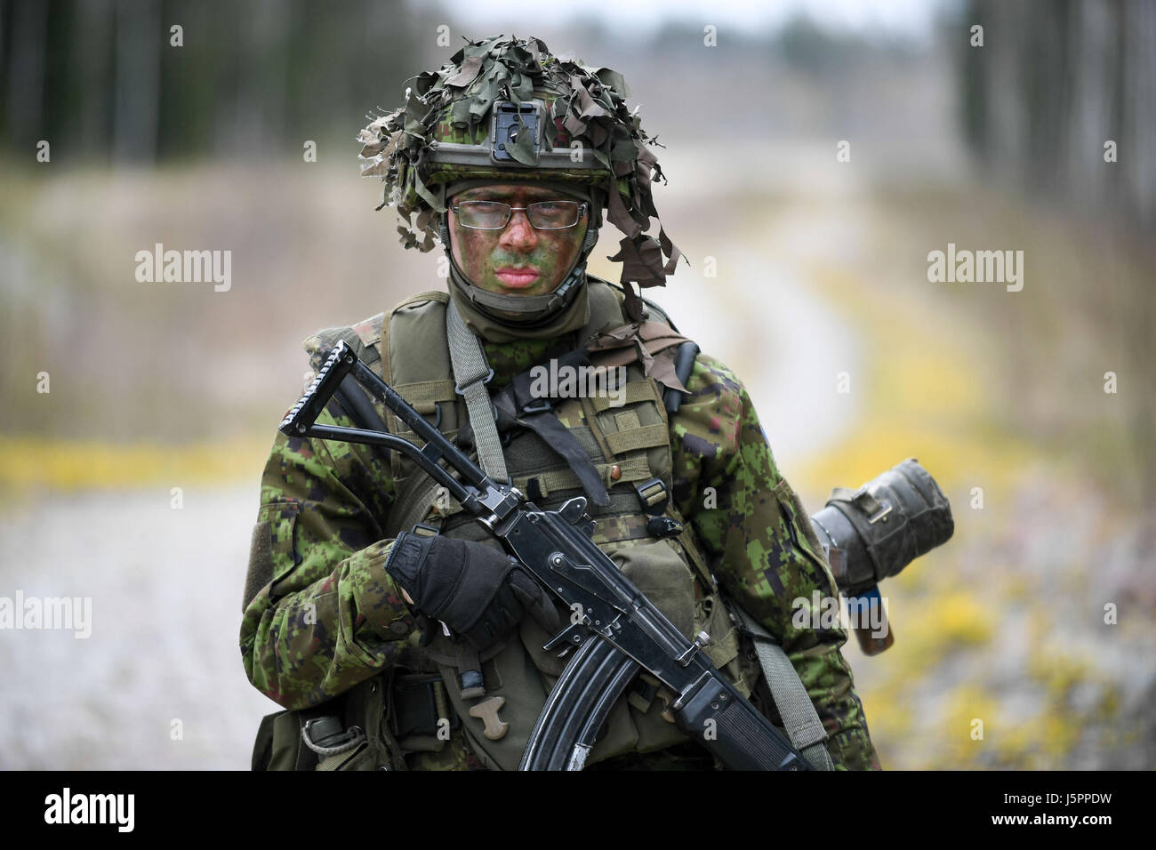 (170518)--MAIDLA (Estland), 18. Mai 2017 (Xinhua)--eine estnische Soldaten beteiligt sich in der jährlichen Spring Sturm militärische Übung in Maidla, nordöstlichen Estland, am 18. Mai 2017. Einige 9.000 Soldaten der estnischen Streitkräfte sowie die Alliierten schließen die Übung vom 8. Mai 25. (Xinhua/Sergei Stepanov) Stockfoto