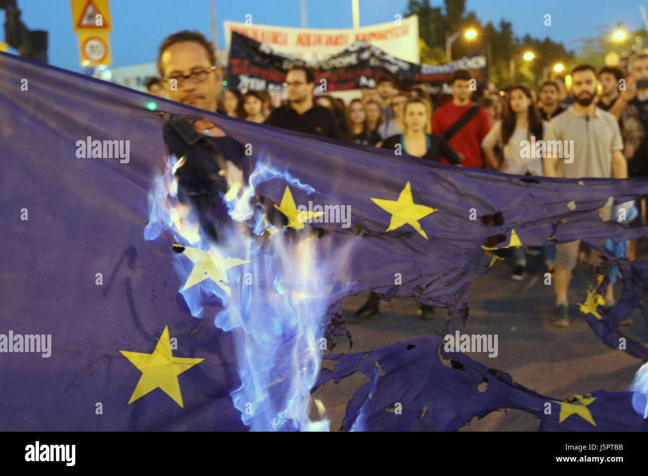 Thessaloniki, Griechenland. 18. Mai 2017. Gegen Sparpolitik Demonstranten verbrennen eine Fahne der Europäischen Union während einer Demonstration in Thessaloniki, Griechenland "zweite größten Stadt, als Parlament des Landes wird sich auf eine neue Runde von Sparmaßnahmen zu stimmen. Kredit Kredit: Orhan Zolak/Alamy Live-Nachrichten Stockfoto