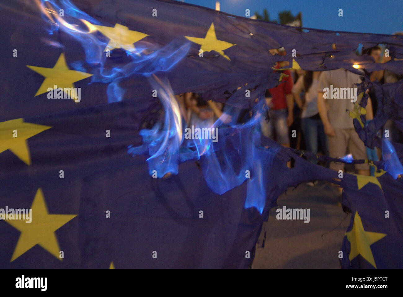 Thessaloniki, Griechenland. 18. Mai 2017. Gegen Sparpolitik Demonstranten verbrennen eine Fahne der Europäischen Union während einer Demonstration in Thessaloniki, Griechenland "zweite größten Stadt, als Parlament des Landes wird sich auf eine neue Runde von Sparmaßnahmen zu stimmen. Kredit Kredit: Orhan Zolak/Alamy Live-Nachrichten Stockfoto