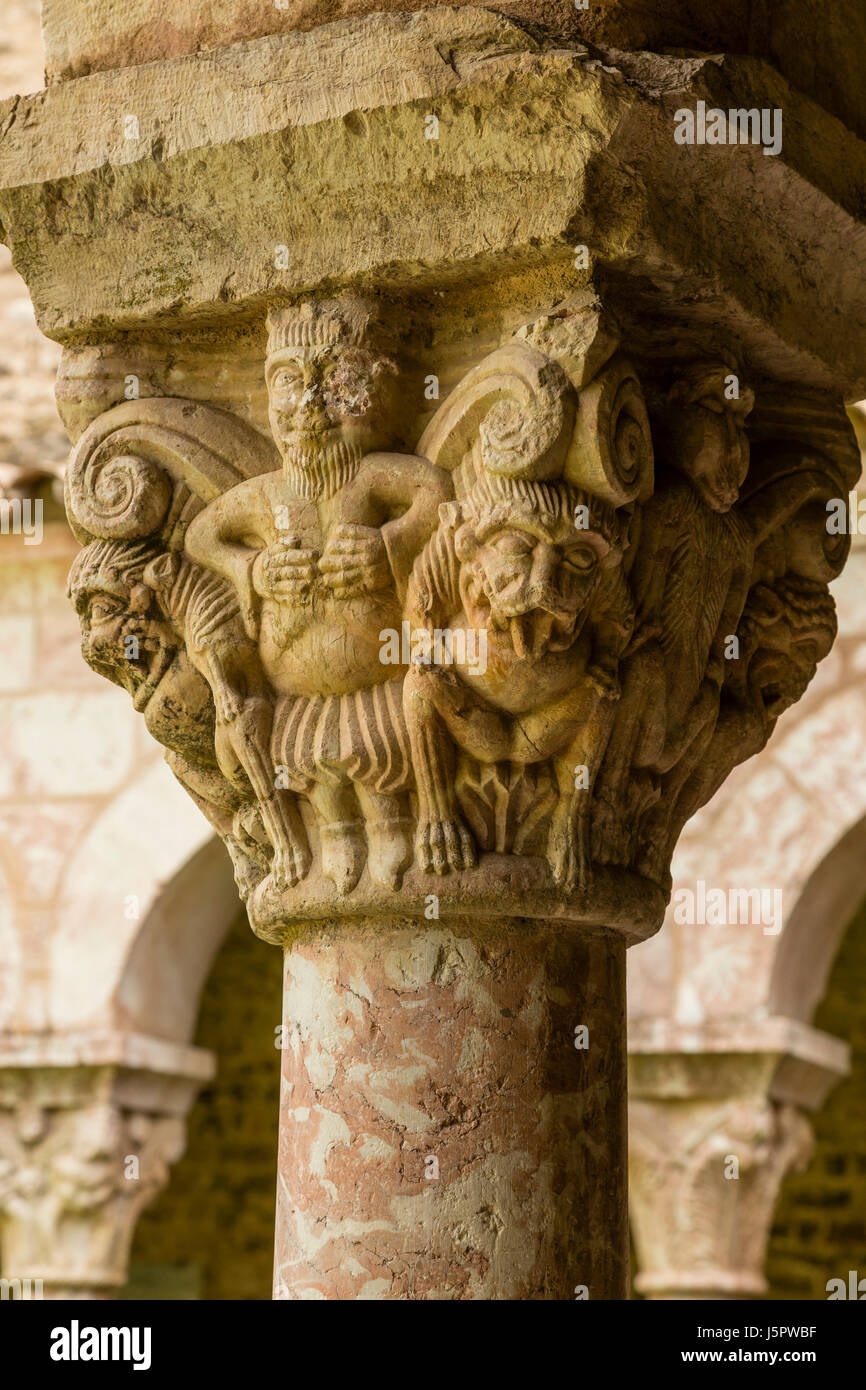 Frankreich, Pyrenäen Orientales, Codalet, Abtei Saint Michel de Cuxa, Hauptstadt des Kreuzgangs Stockfoto
