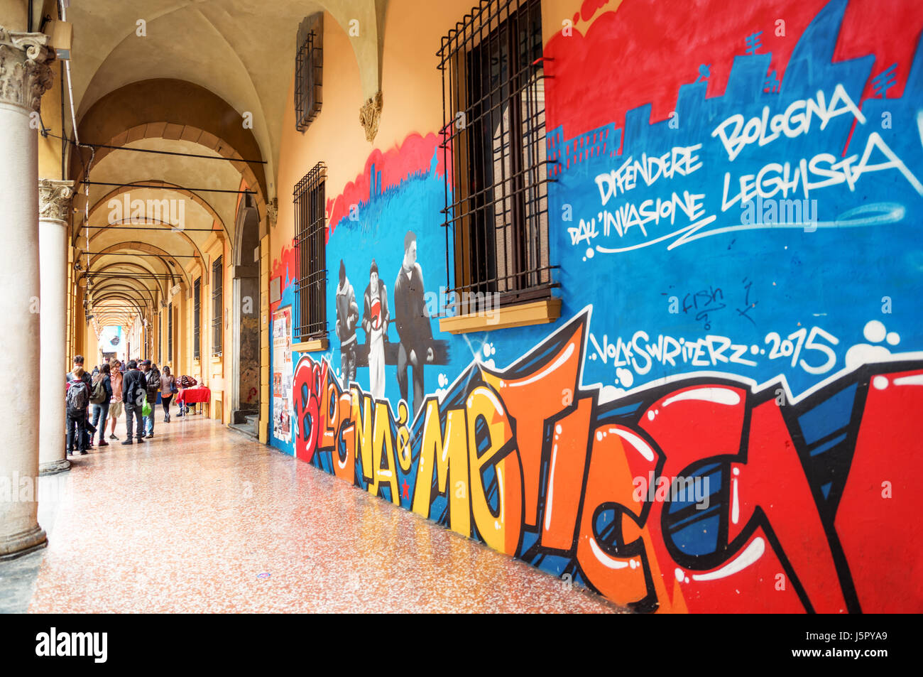 Bologna, Italien - 5. Mai 2016: Studenten unter den Arkaden des Uni-Viertel Stockfoto