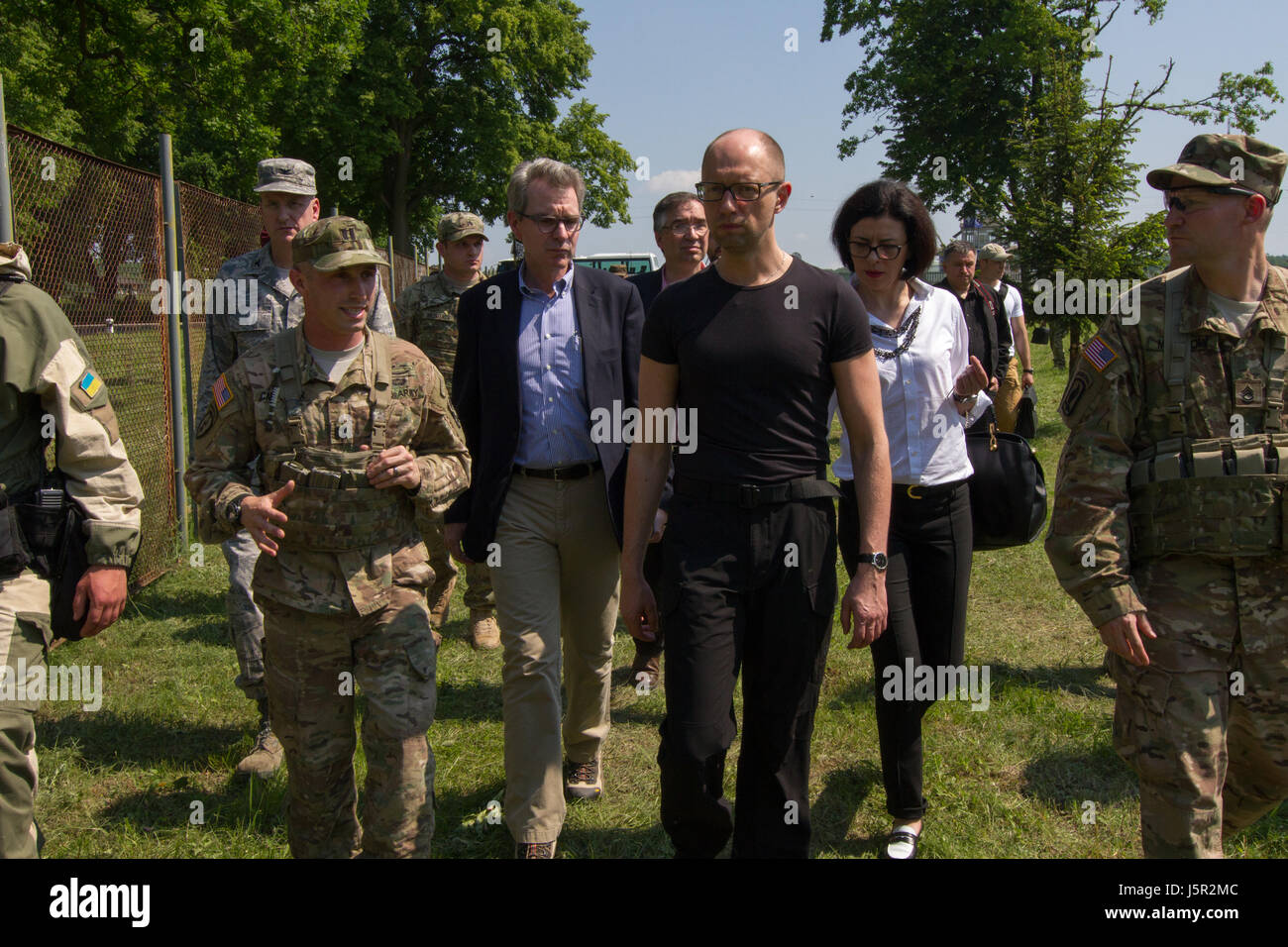 US Army Commander Matthew Carpenter (links), US-Botschafter in der Ukraine Geoffrey Pyatt (Mitte) und ukrainische Ministerpräsidentin Arseniy Yatsenyuk (rechts) diskutieren Übung furchtlosen Wächter 3. Juni 2015 in Yavoriv, Ukraine.    (Foto: Alexander Skripnichuk /DOD über Planetpix) Stockfoto