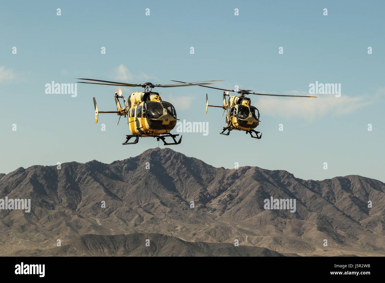 Zwei US-Armee UH-72 Lakota Mehrzweckhubschraubern fliegen über eine simulierte Schlachtfeld während einer Trainingsmission am National Training Center Eisen Kreis 2. Mai 2017 in Fort Irwin, Kalifornien.    (Foto von David Edge / US Army über Planetpix) Stockfoto