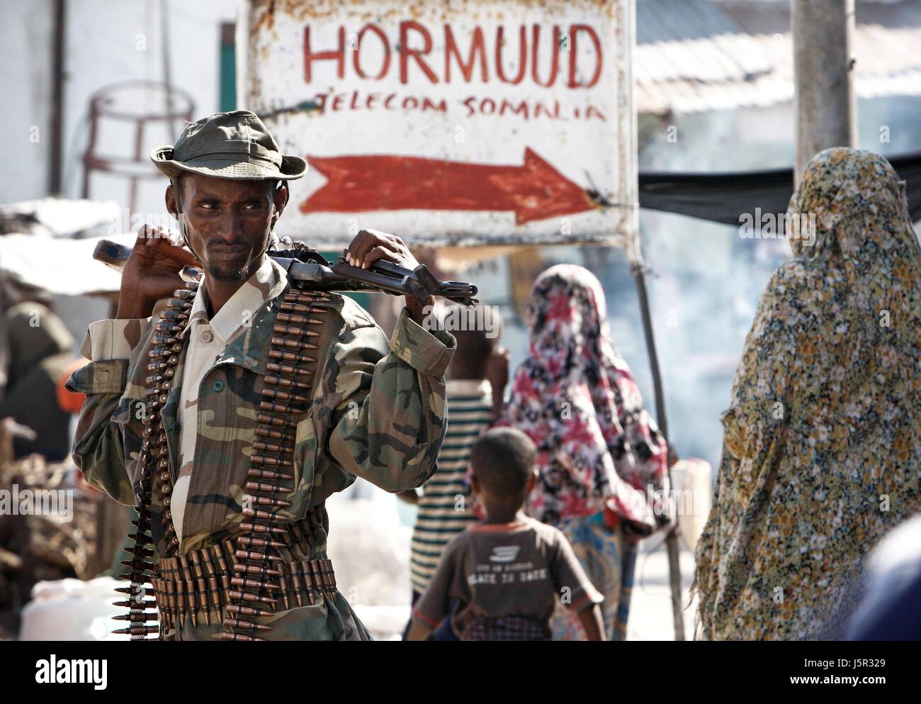 Ein Somali National Army Soldat bewacht den Yaaqshiid Bezirk Torfiq-Markt nach einer Welle von Autobomben und improvisierten Sprengkörpern (IED) greift 8. Dezember 2011 in Mogadischu, Somalia.    (Foto von Stuart Preis/ANISOM über Planetpix) Stockfoto