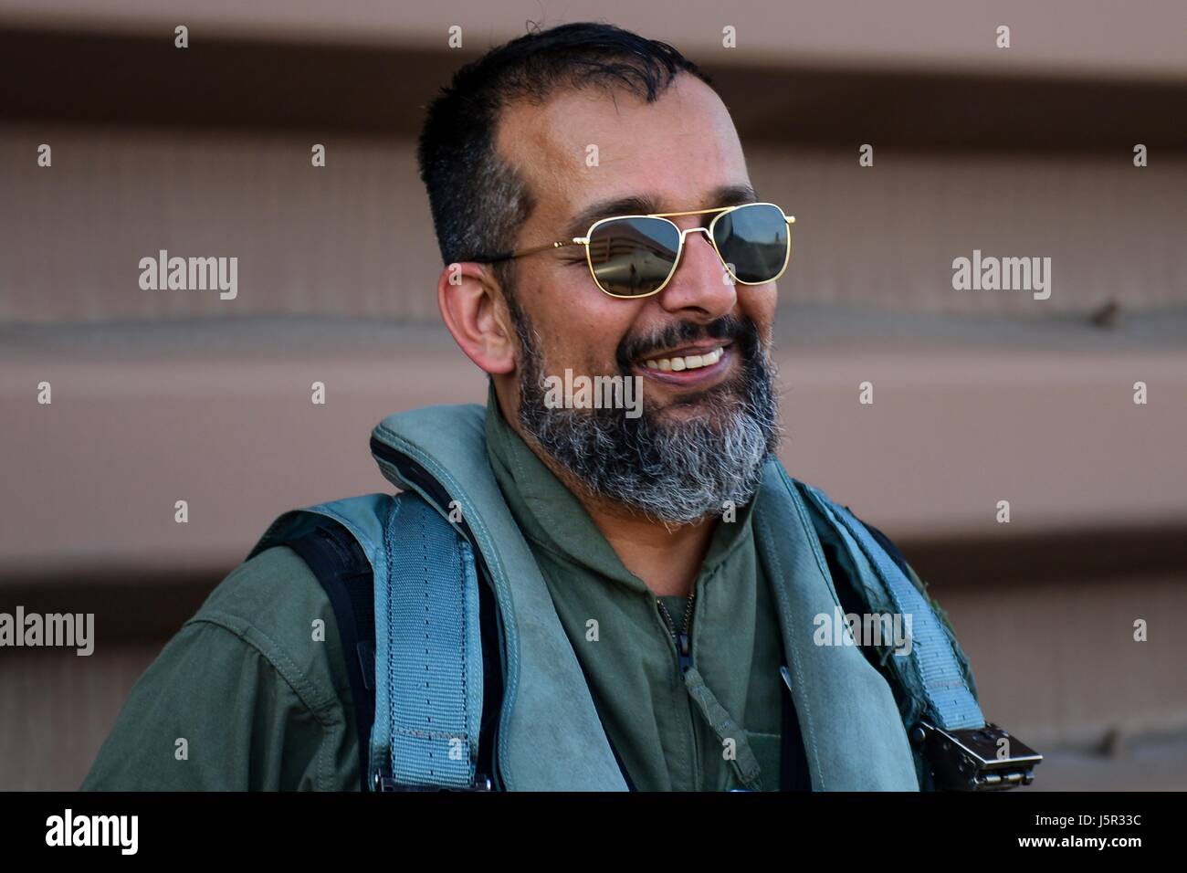 HBO "Vice" dokumentarische Fernseh-Programm-Korrespondent Suroosh Alvi bereitet ein USAF F-16 Fighting Falcon Jet Kampfflugzeug auf der Osan Air Base 10. April 2017 in Gyeonggi-Do, Südkorea an Bord.    (Foto von Victor J. Caputo EURO1 Air Force über Planetpix) Stockfoto