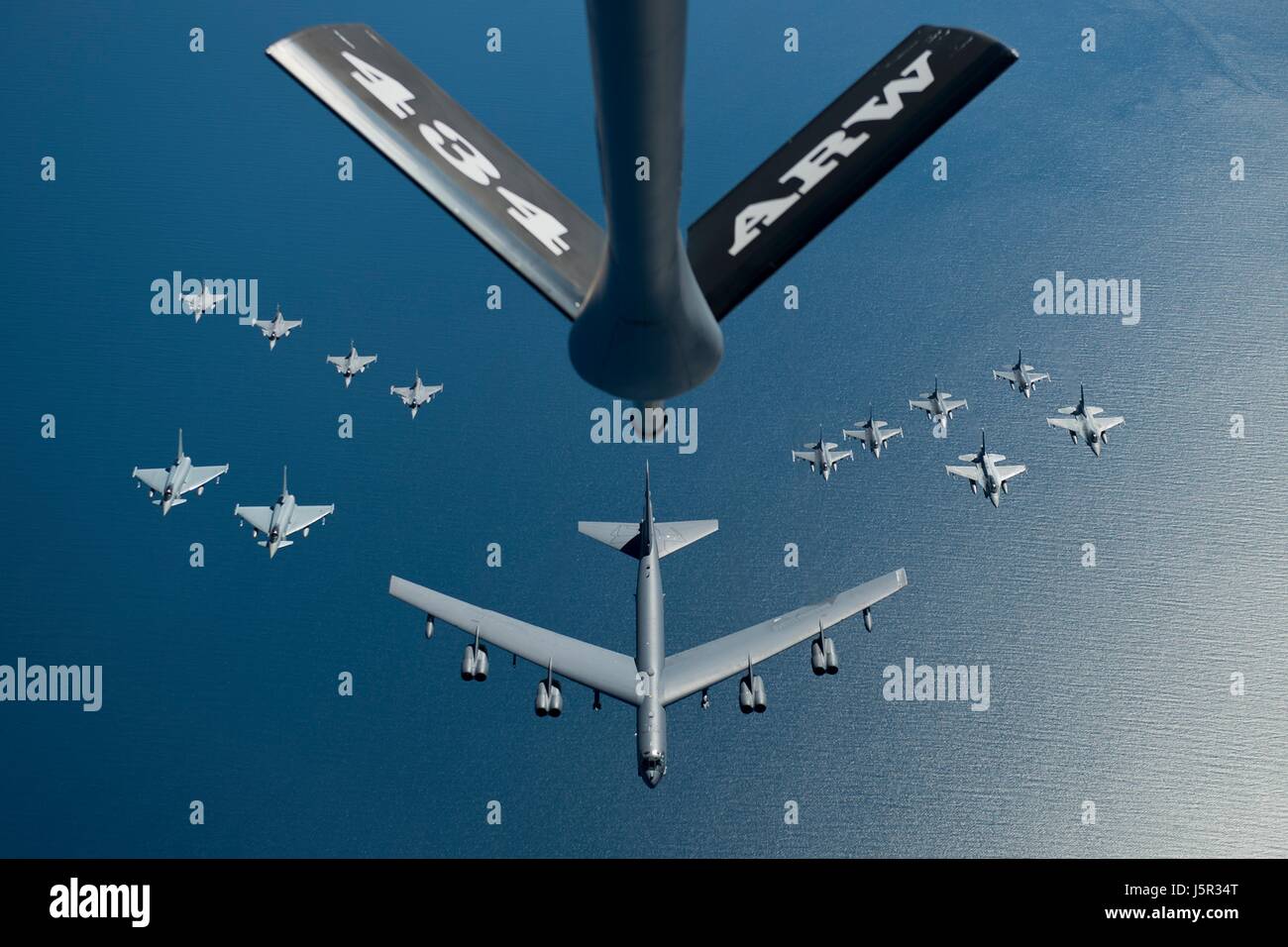 Französische Dassault Rafale Kämpfer, links, und amerikanische f-16 Kämpfer bereiten Flugzeuge unter der Leitung von b-52 Bomber zu tanken von einem USAF KC-135 Stratotanker während der Übung Baltic Operations 9. Juni 2016 über die Ostsee.     (Foto von Erin Babis EURO1 Air Force über Planetpix) Stockfoto