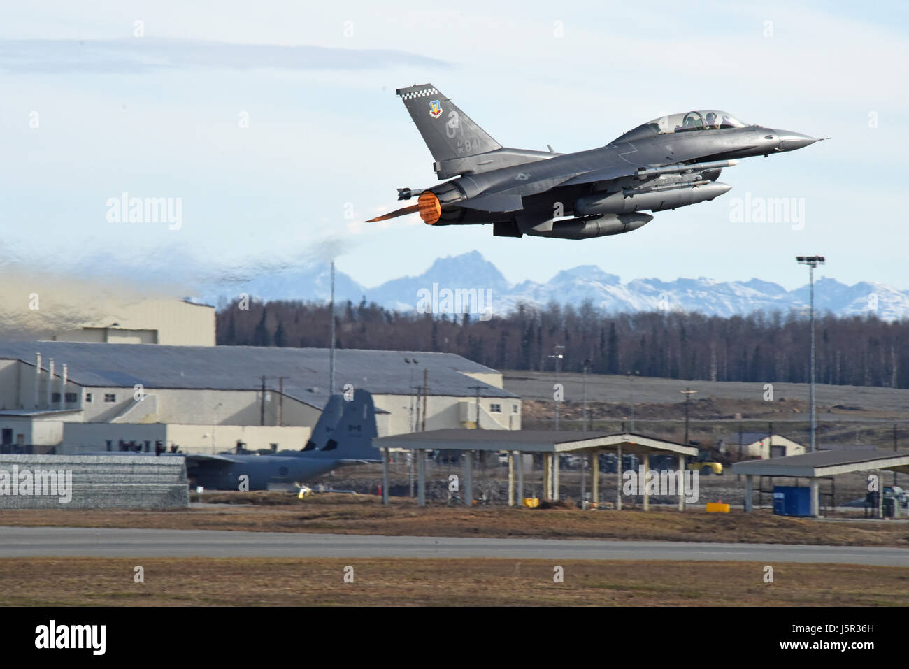 Ein USAF F-16 Fighting Falcon Kampfjet Flugzeug startet vom Laufsteg während des Trainings Nordrand auf der gemeinsamen Basis Elmendorf-Richardson 2. Mai 2017 in Anchorage, Alaska.    (Foto von John Gordinier EURO1 Air Force über Planetpix) Stockfoto