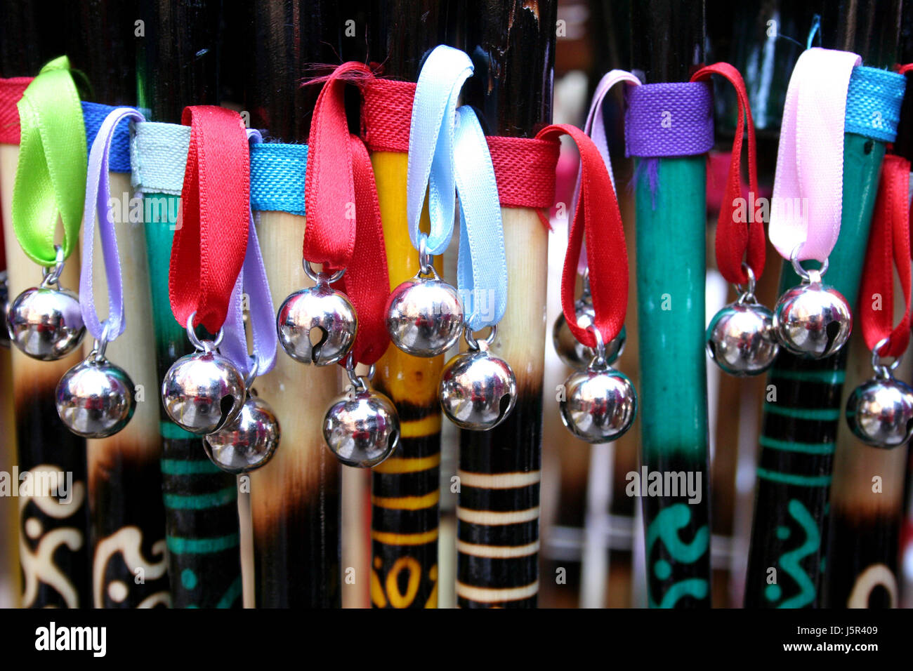 Holz farbig bunte wunderschöne vielfältige farbenprächtige Glocke souvenir Stockfoto
