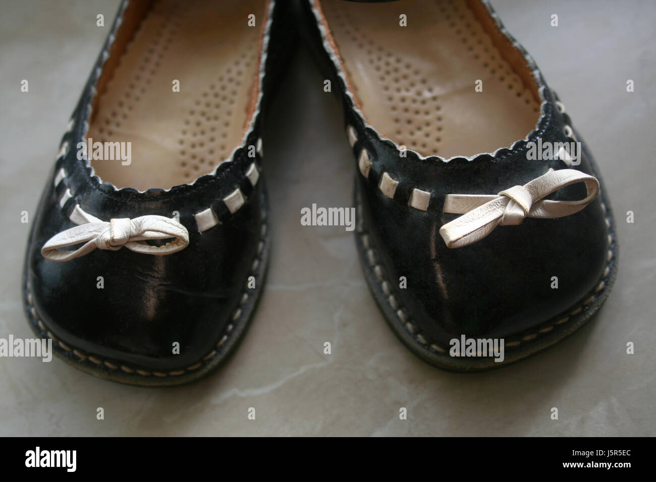 Braun bräunlich Brünette schwarze dunkelhäutige kohlschwarze tiefschwarze Schuhe leer zu gewinnen Stockfoto