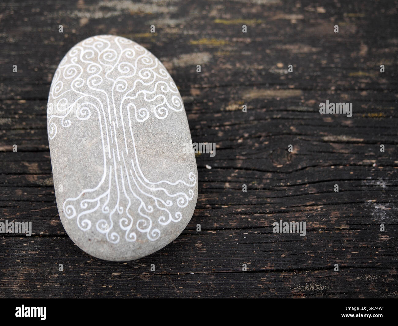 Baum des Lebens-Symbol auf ein grauen polierten Stein gemalt. Stockfoto