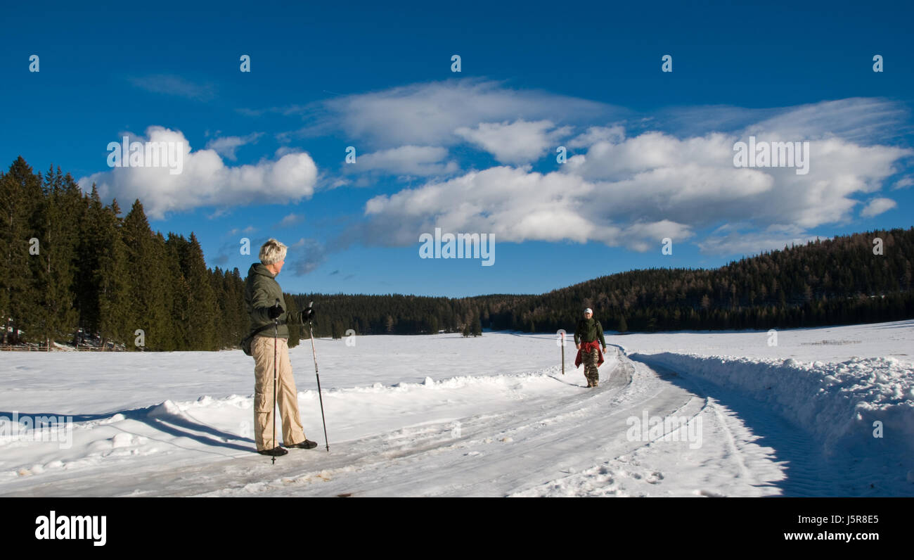 Frau Blau Berge kalt Wanderung Wandern Wanderung Alp Österreicher breite winter Stockfoto