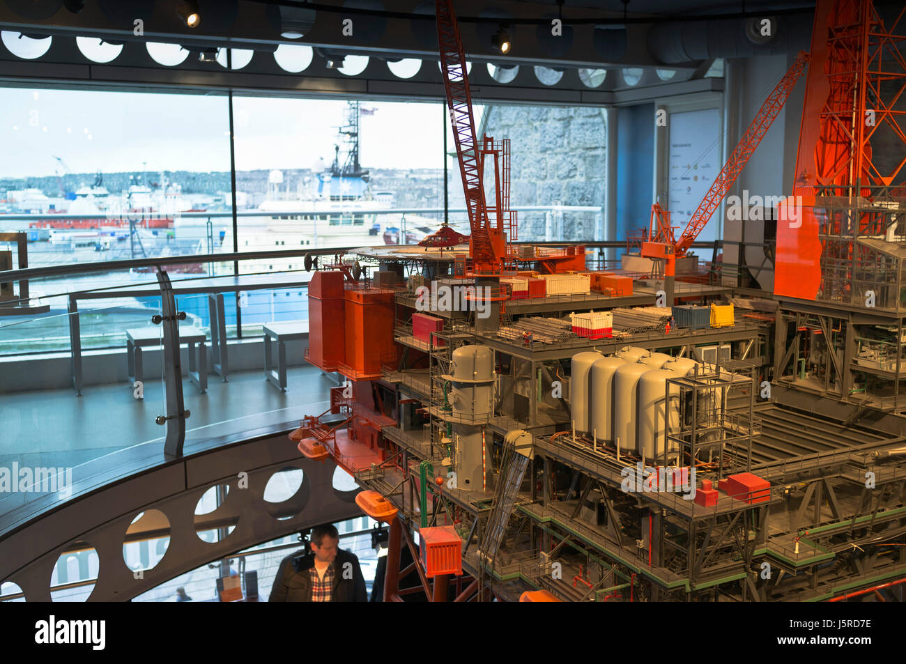 dh MARITIME MUSEUM ABERDEEN Ölstandsanzeige mit Blick auf Aberdeen Harbour Sea schottland Stockfoto