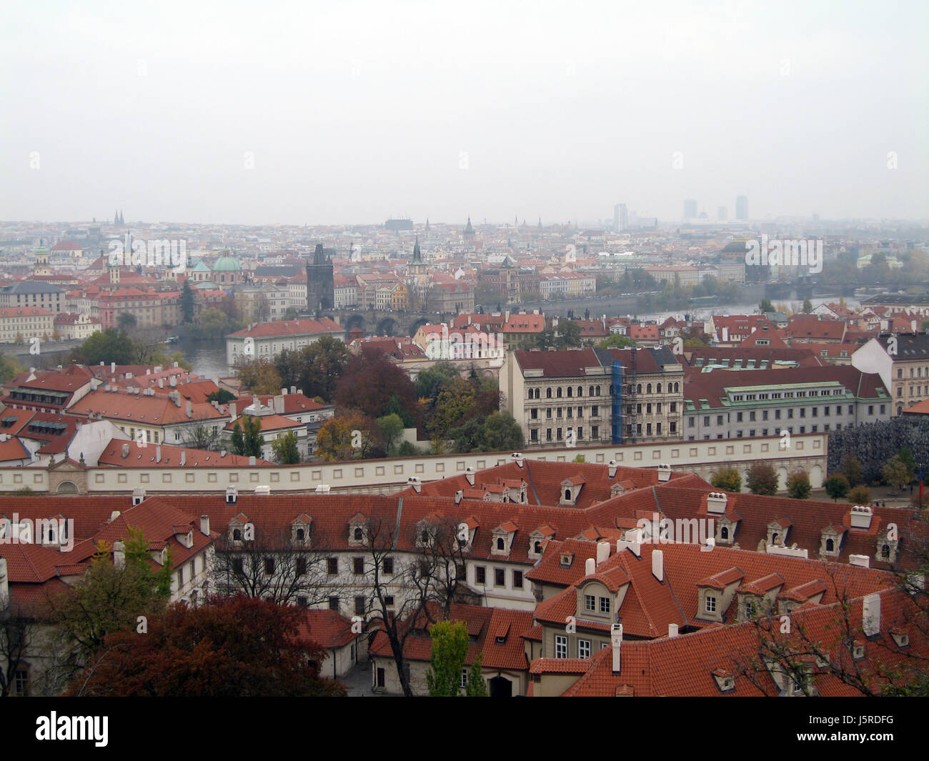 Turm der historischen Kirche Stadt Stadt Europa Prager Altstadt thront Hauptstadt Dächer Stockfoto