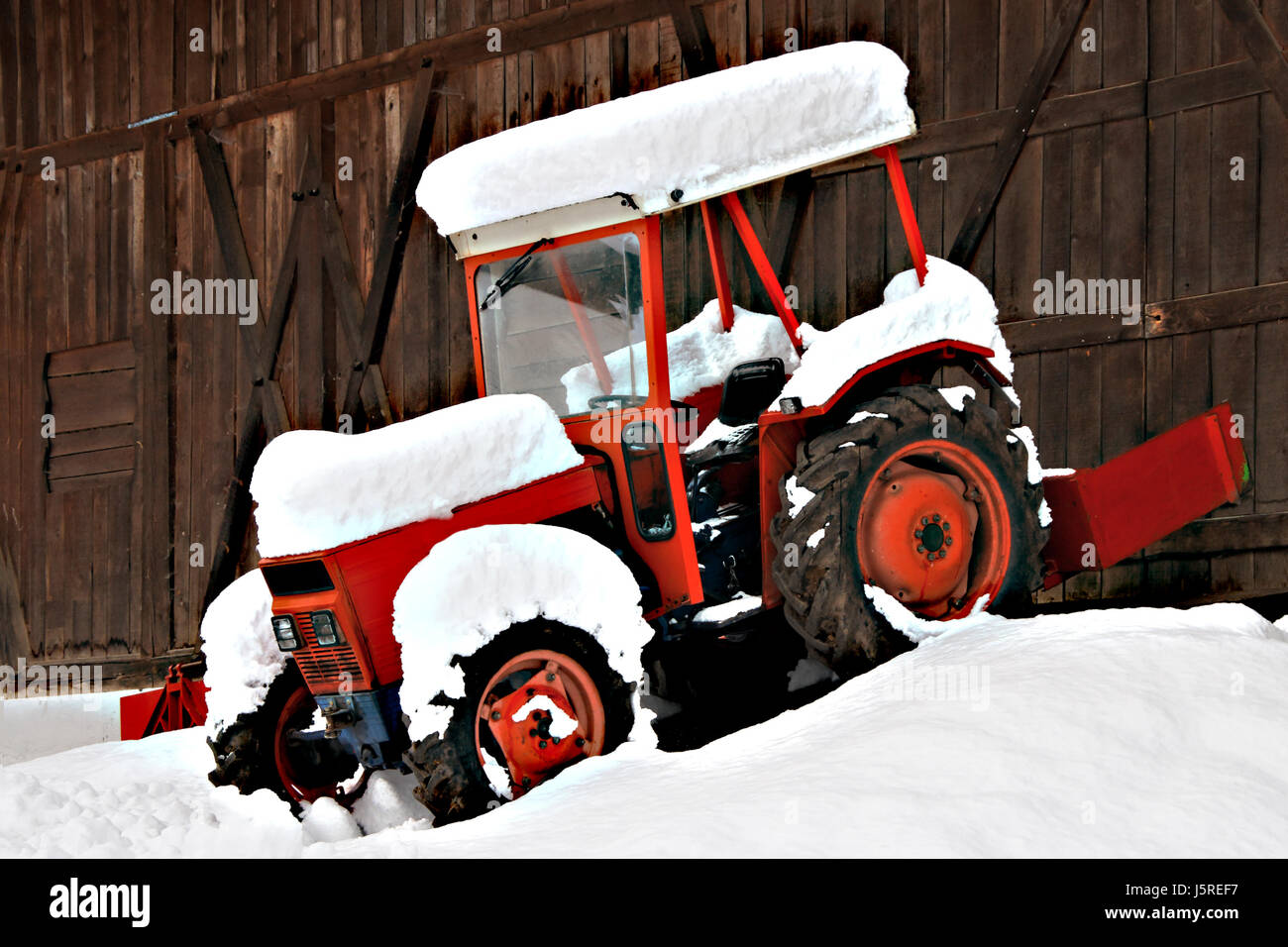 Rad Winter Motor Antrieb motor Holz Landwirtschaft Landwirtschaft Räder Scheune Hof Stockfoto