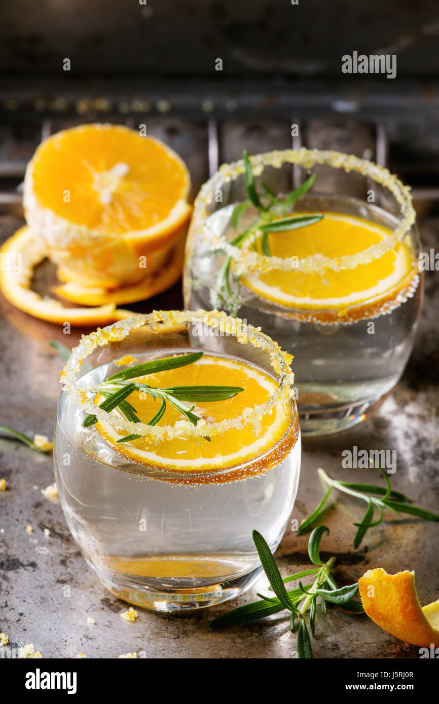 Tonic cocktail mit Rosmarin und orange Stockfoto