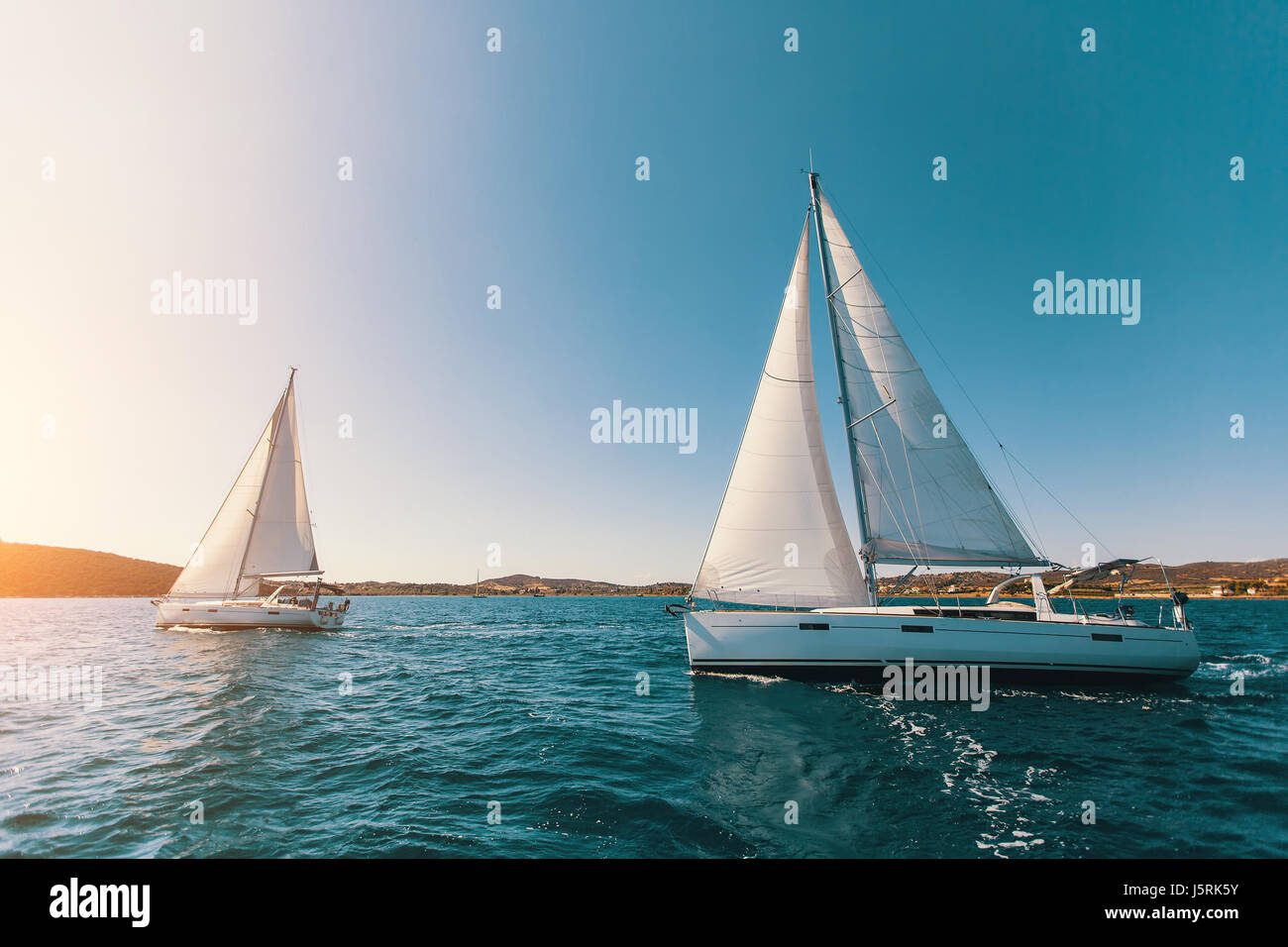 Segel Yachten am Ägäischen Meer bei Sonnenuntergang. Luxus-Boote. Stockfoto