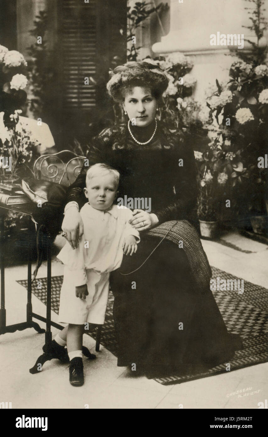 Victoria Eugenie von Battenberg (1887-1969), Königin Victoria von Spanien durch ihre Ehe mit König Alfonso XIII, mit ihrem Sohn Alfonso, Prinz von Asturien, Portrait, 1909 Stockfoto