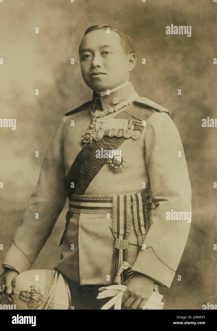 Vajiravudh oder Rama VI (1880 – 1925), König von Siam 1910-25, Portrait in militärischen Uniform, 1910 Stockfoto