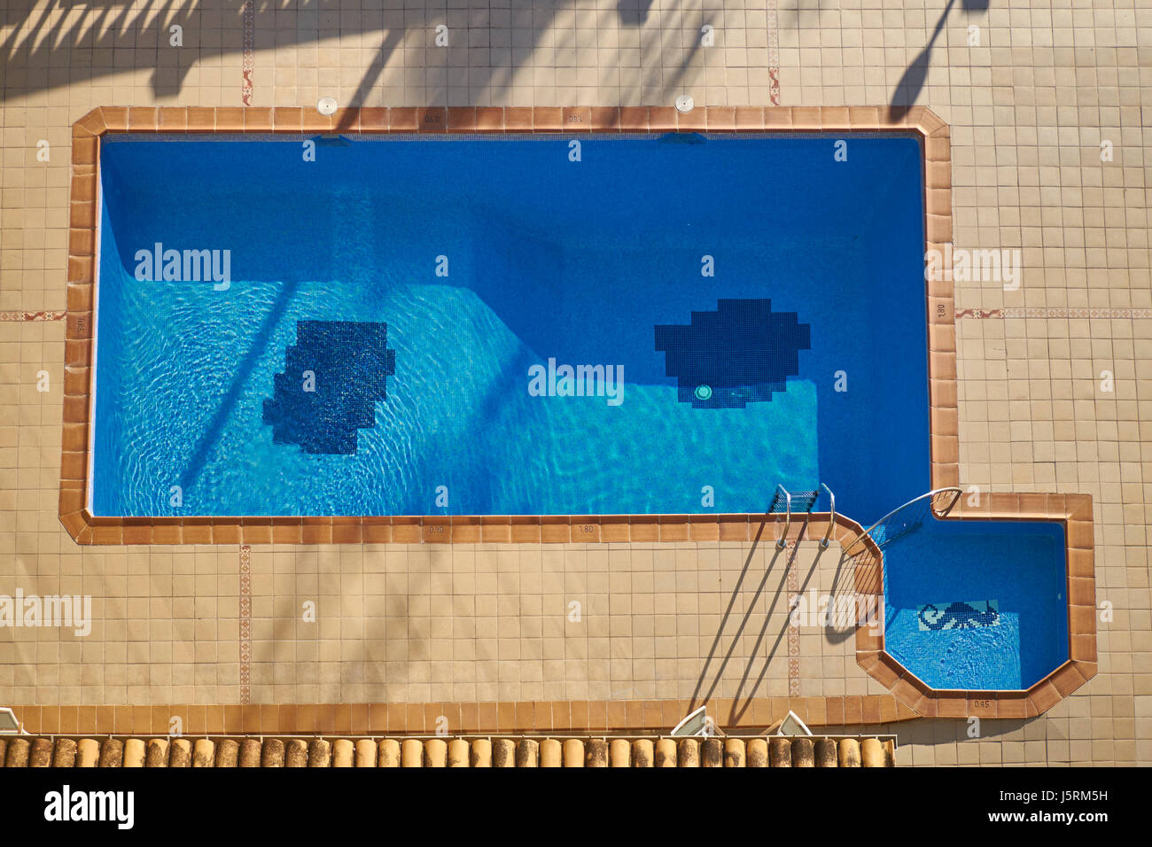 Schwimmbad aus der Vogelperspektive Stockfoto