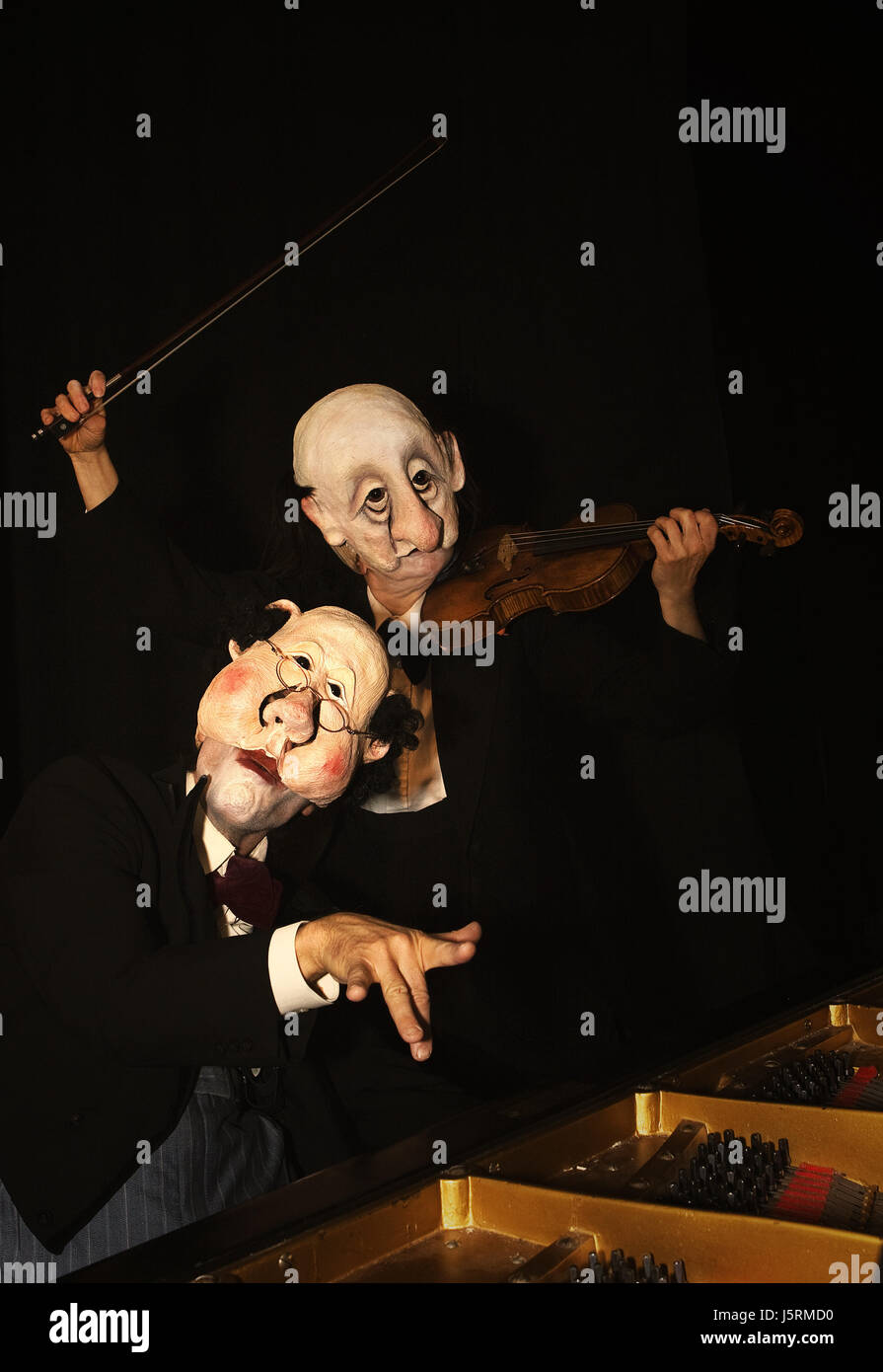 witzige Masken Kostüme lustig Duett Pianist Geigen Performer Maske zwei  Stockfotografie - Alamy