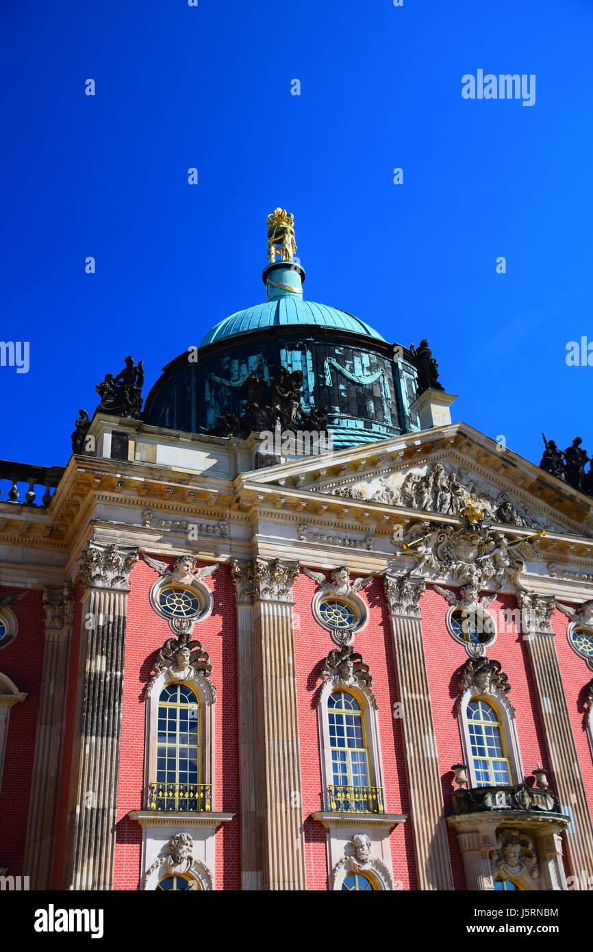 Die Architektur, Gärten und Skulpturen des Neuen Schlosses, von Friedrich dem Großen von Preußen in Potsdam, Deutschland. Stockfoto