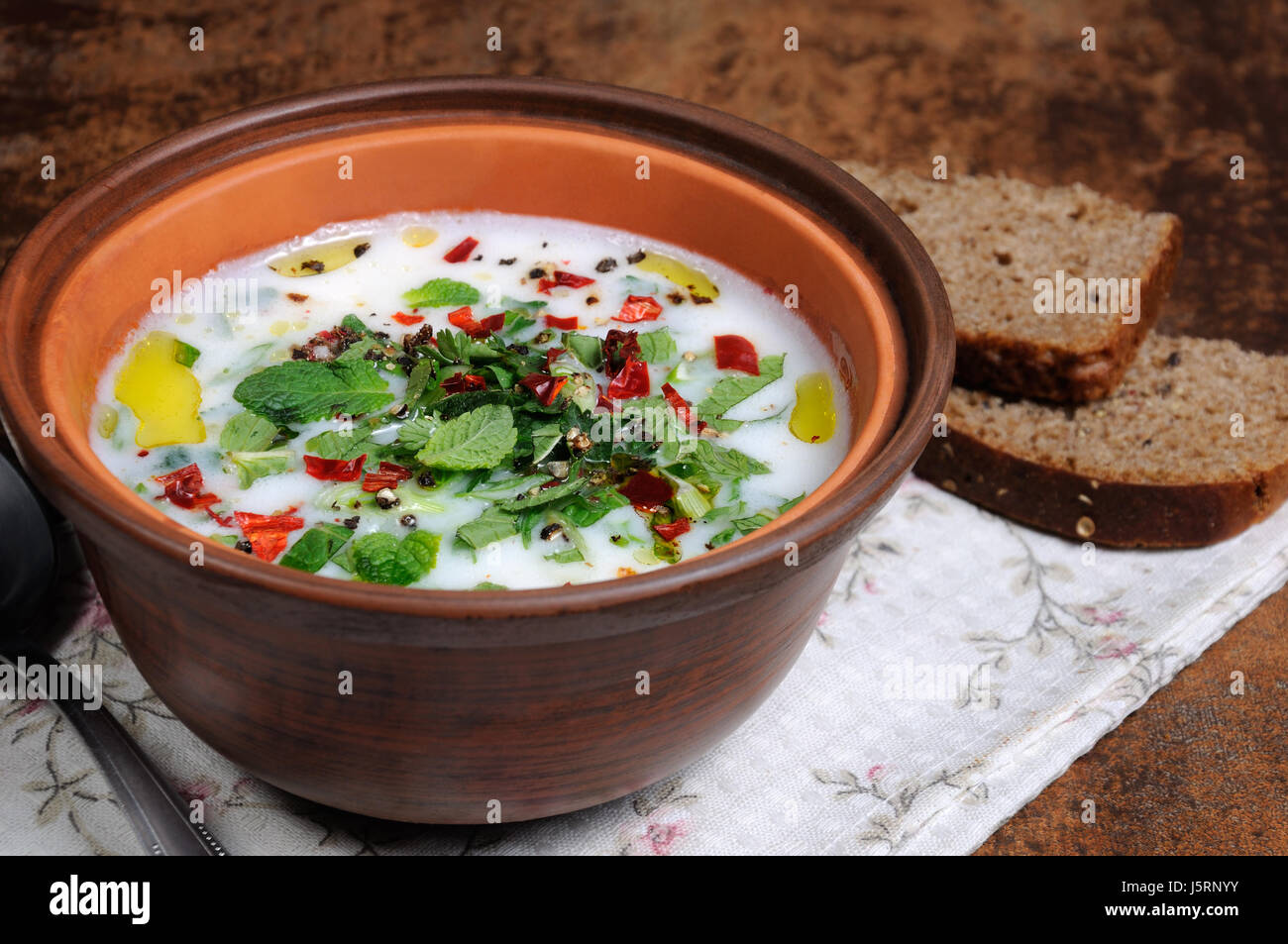 Erfrischend сold Sommer Suppe, Reis, Minze und Joghurt, Gewürze. Horizontalen Schuss. Stockfoto