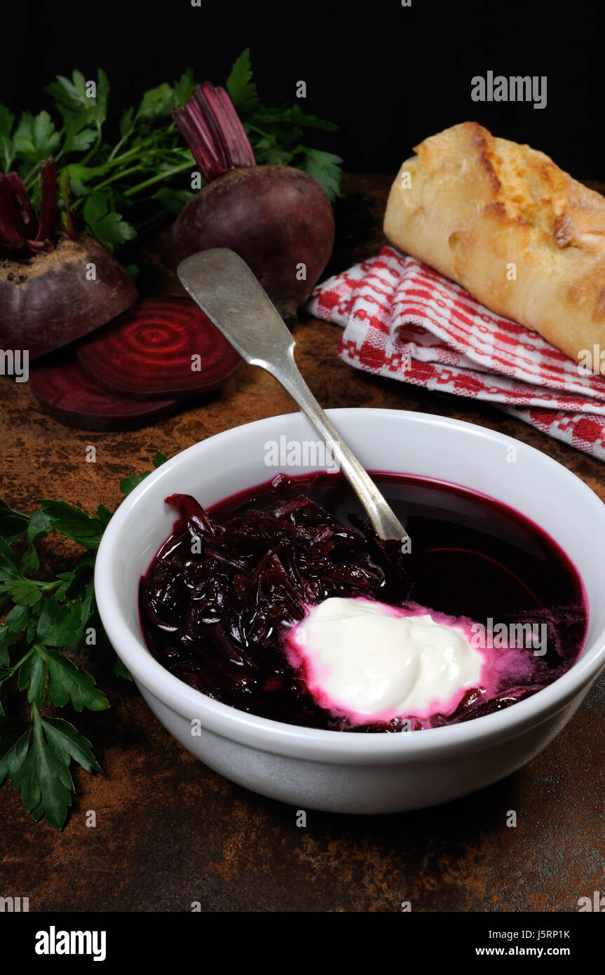 Eine Schüssel mit Rüben Suppe mit saurer Sahne. Vertikale erschossen. Stockfoto