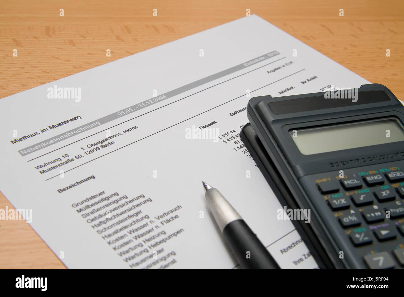 Überprüfen Sie die Kostenrechnung Taschenrechner home Wohnung Mieter Vermieter Stockfoto