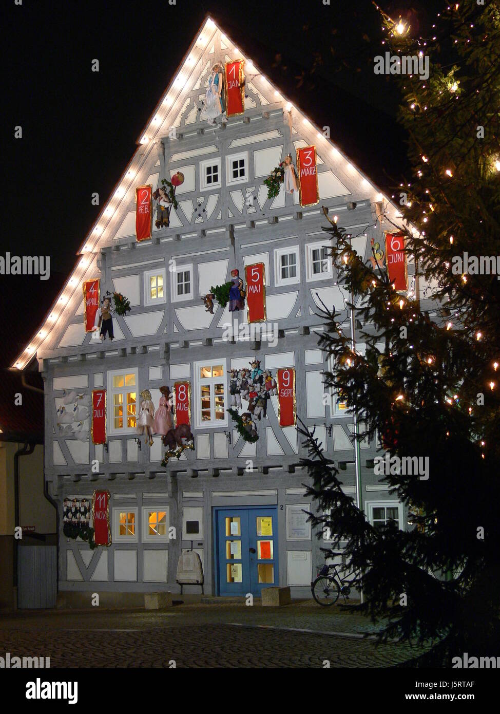 Nacht Nacht aufkommen Rahmenarbeit Rathaus Dekoration Bibliothek Weihnachtsbaum Stockfoto