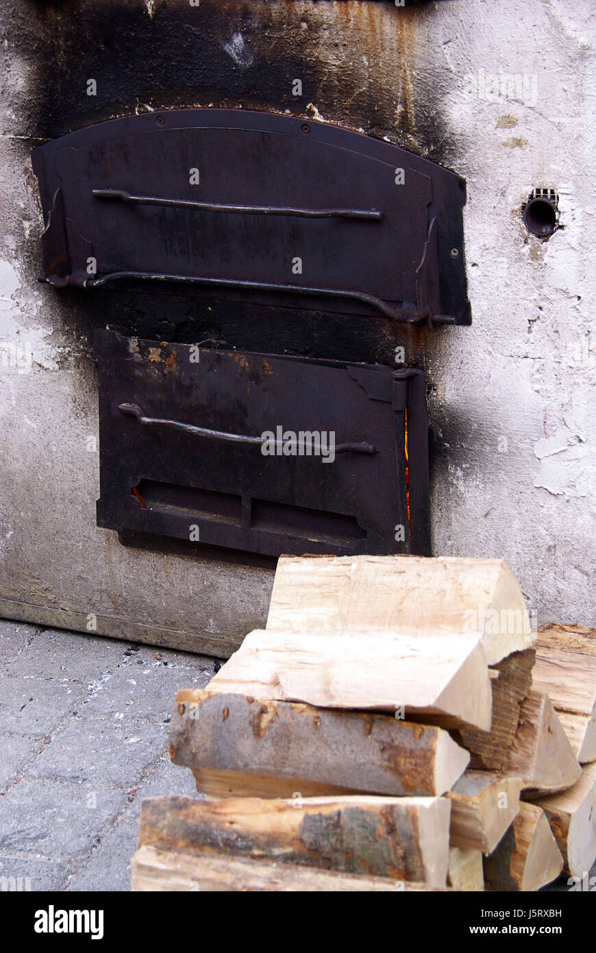 Baum Holz schwarz dunkelhäutigen kohlschwarze tiefschwarze Tür heißen Hitze Kamin Ofen Stockfoto