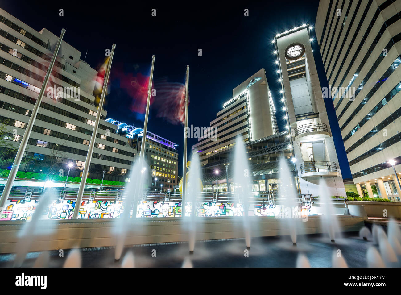 Brunnen und modernen Gebäuden in der Nacht, in der Innenstadt von Bethesda, Maryland. Stockfoto
