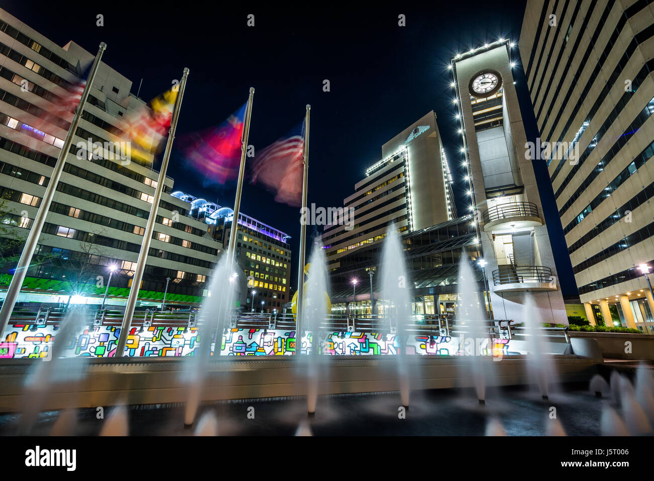 Brunnen und modernen Gebäuden in der Nacht, in der Innenstadt von Bethesda, Maryland. Stockfoto